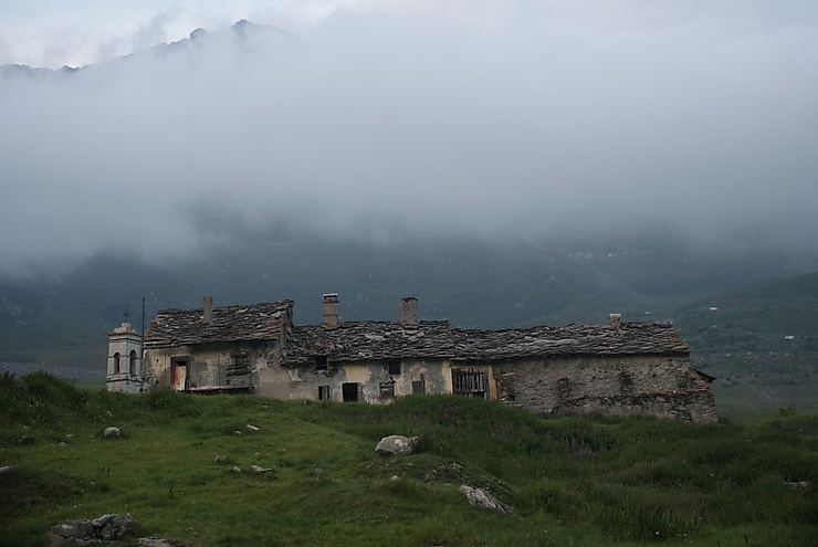 , Alpes : Un marquis interdit l’accès de son domaine aux randonneurs mais pas aux chasseurs