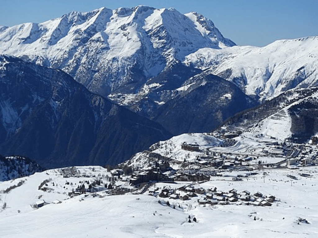 , Alpes. Cette station de ski près de Grenoble est la plus chère d&rsquo;Isère