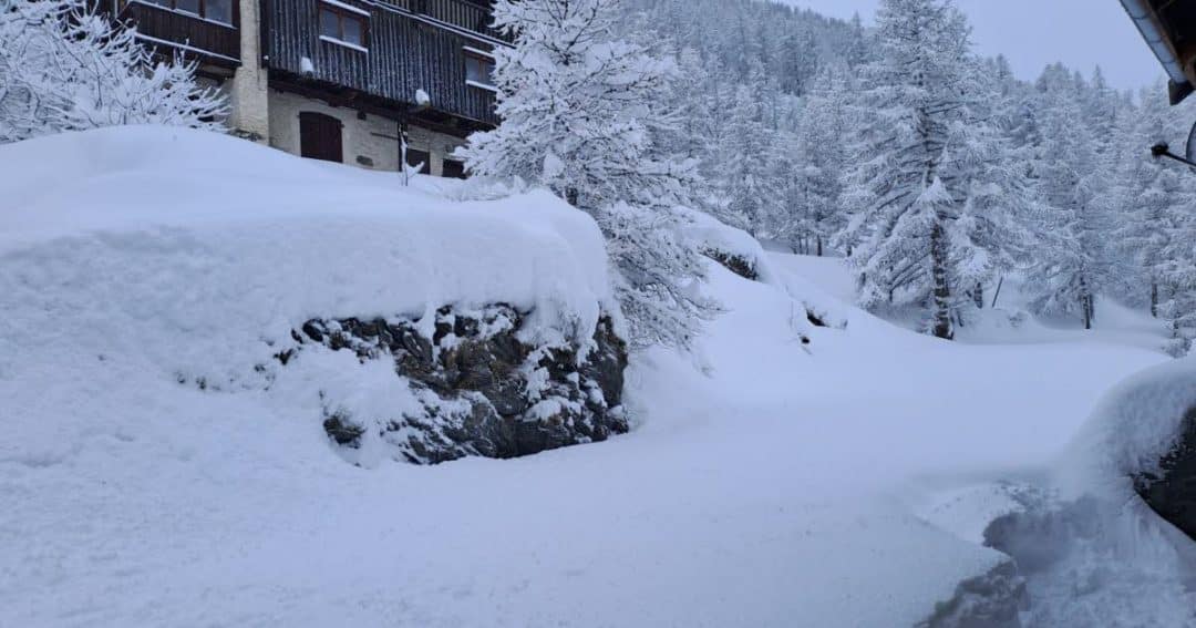 , Risque d&rsquo;avalanche maximal : qu&rsquo;est-ce que le « retour d&rsquo;est », à l&rsquo;origine de chutes de neige considérables dans les Alpes