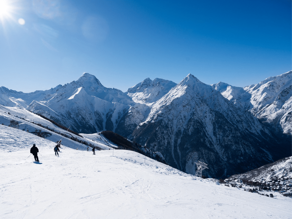 , Alpes. De très fortes quantités de neige tombent dans ces stations de ski avant Pâques